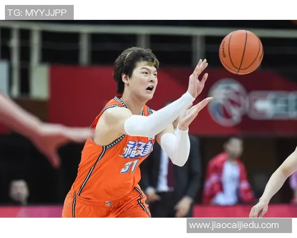 王哲林的篮球之路：从青涩少年到CBA巨星的成长故事